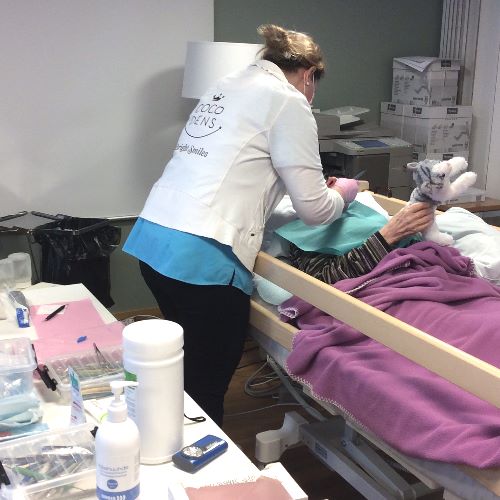 Helena Piispanen antaa hammashoitoa potilaalle hoivakodissa.
